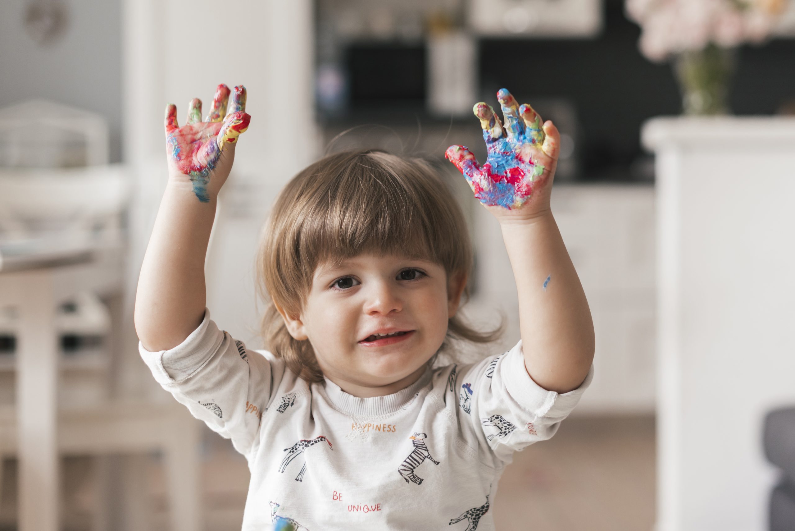 little-child-painting-like-artist